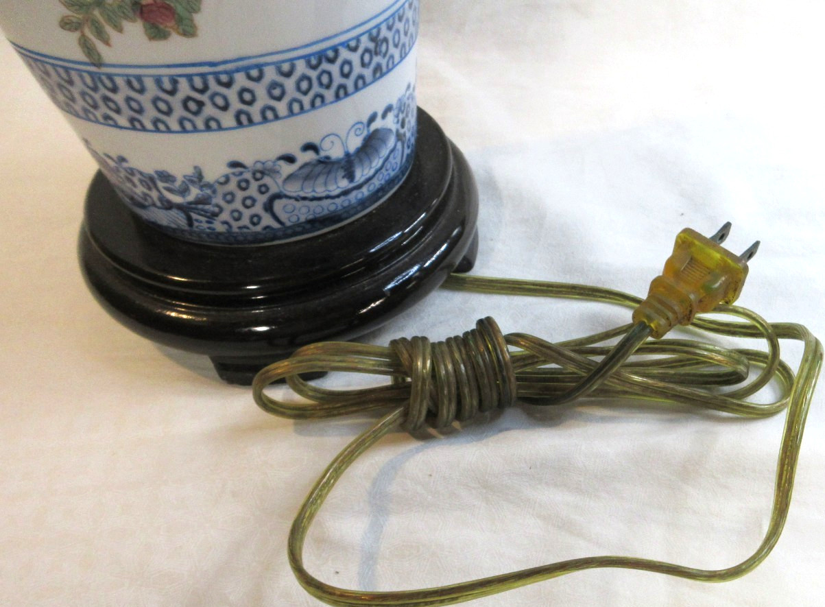 FANTASTIC CHINESE CHINOISERIE LAMP W/ *CRESTS*~ WOODEN BASE & THROAT~21″