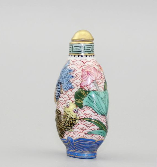 China Porcelain HandPainted Depict Gold Famille Rose Goldfish Lotus Snuff Bottle