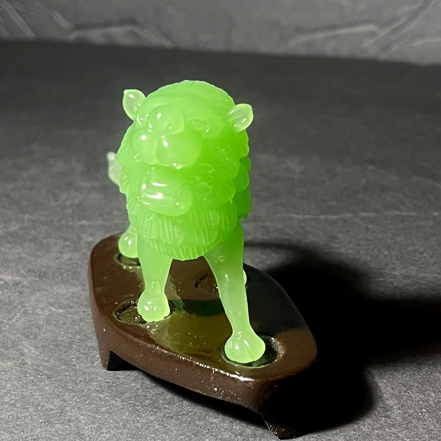 2 Vintage Chinese Carved Jade Stone Lion Sculptures & Stand in Box 2.75″ x 4.5″