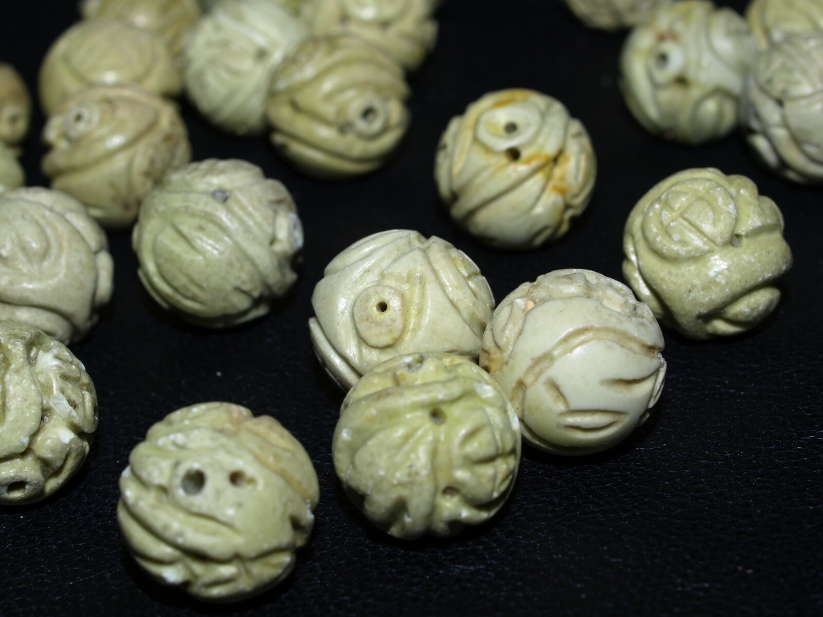 ONE VINTAGE CHINESE BEAD CARVED YELLOW GREEN HARD STONE SHOU ROUND 13 – 14mm