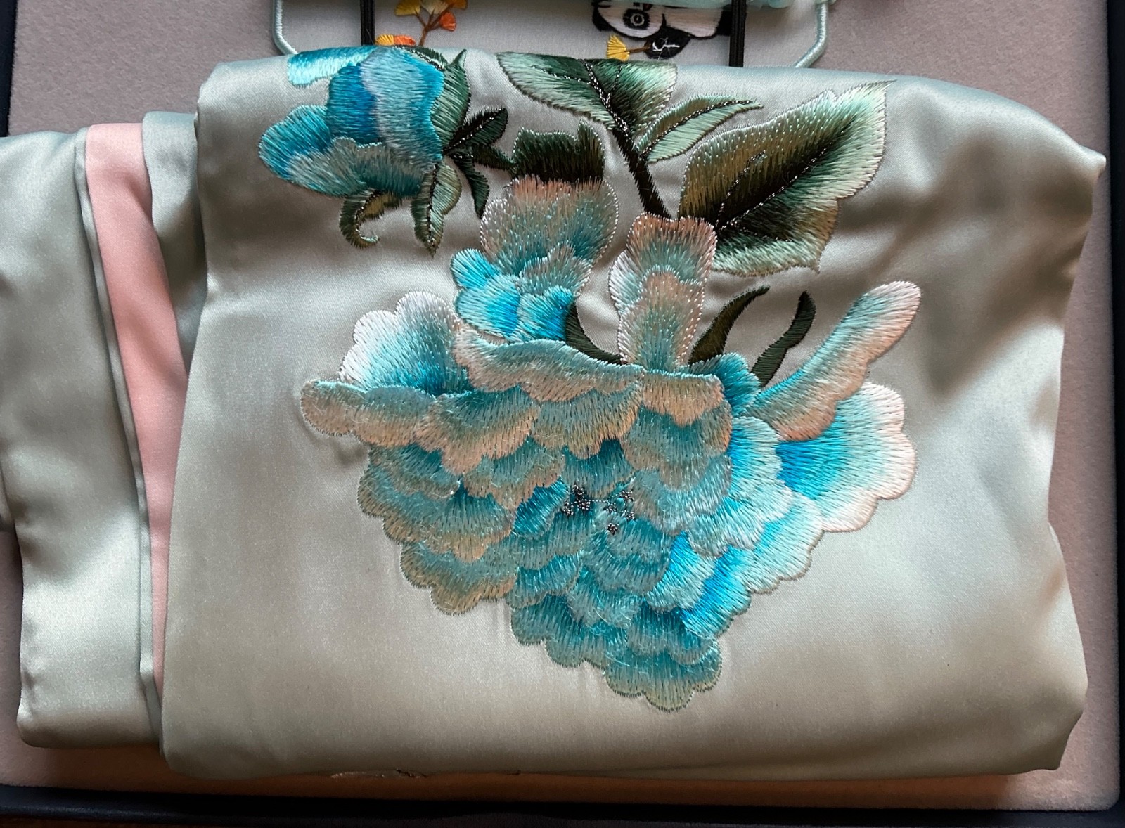 Chinese Panda Spring Suzhou Double Sided Silk Hand Embroidery Wooden Gift Set
