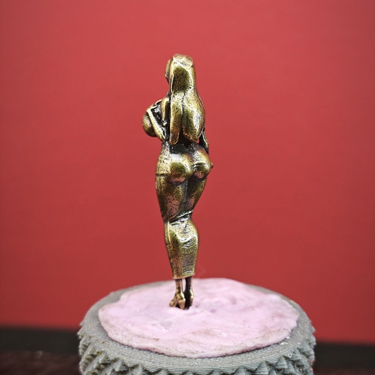 Brass 1:64 Scale Miniature Female Figure Statue 39mm Desk Decor Collectible