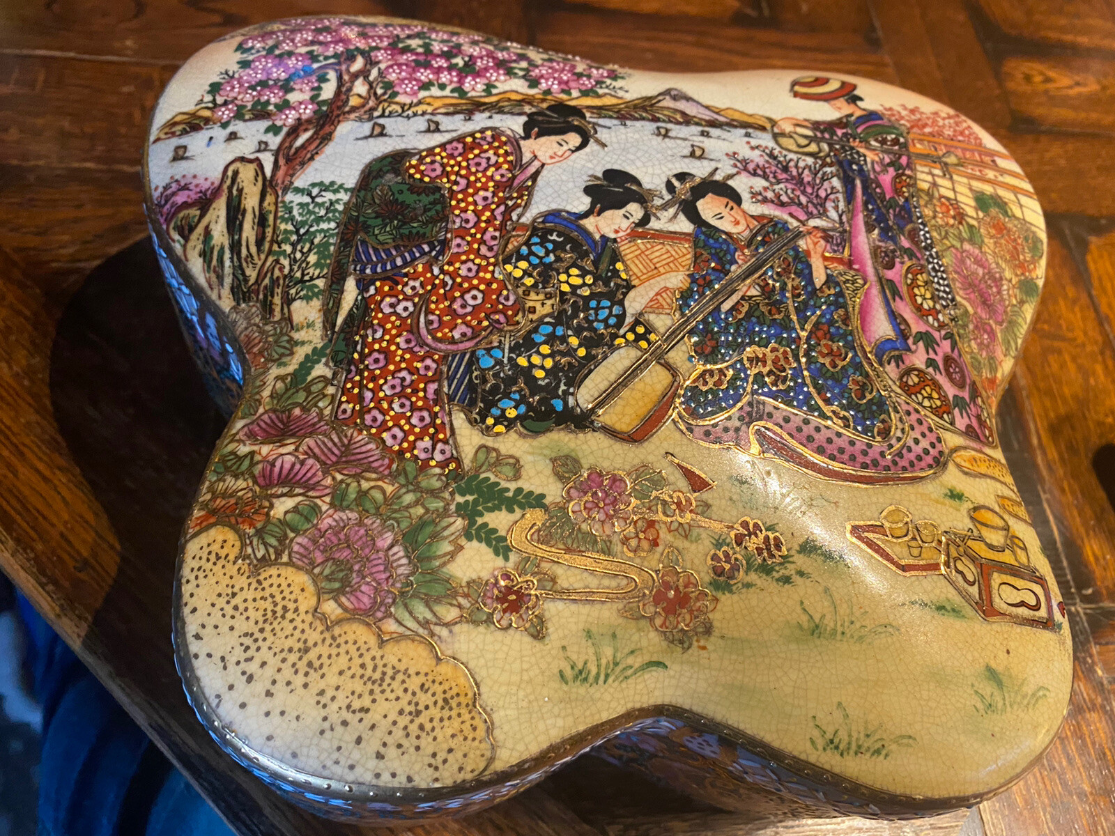 Chinese SATSUMA “Butterfly” BOX Geishas playing Shamisen Guitar “Asia Art potter