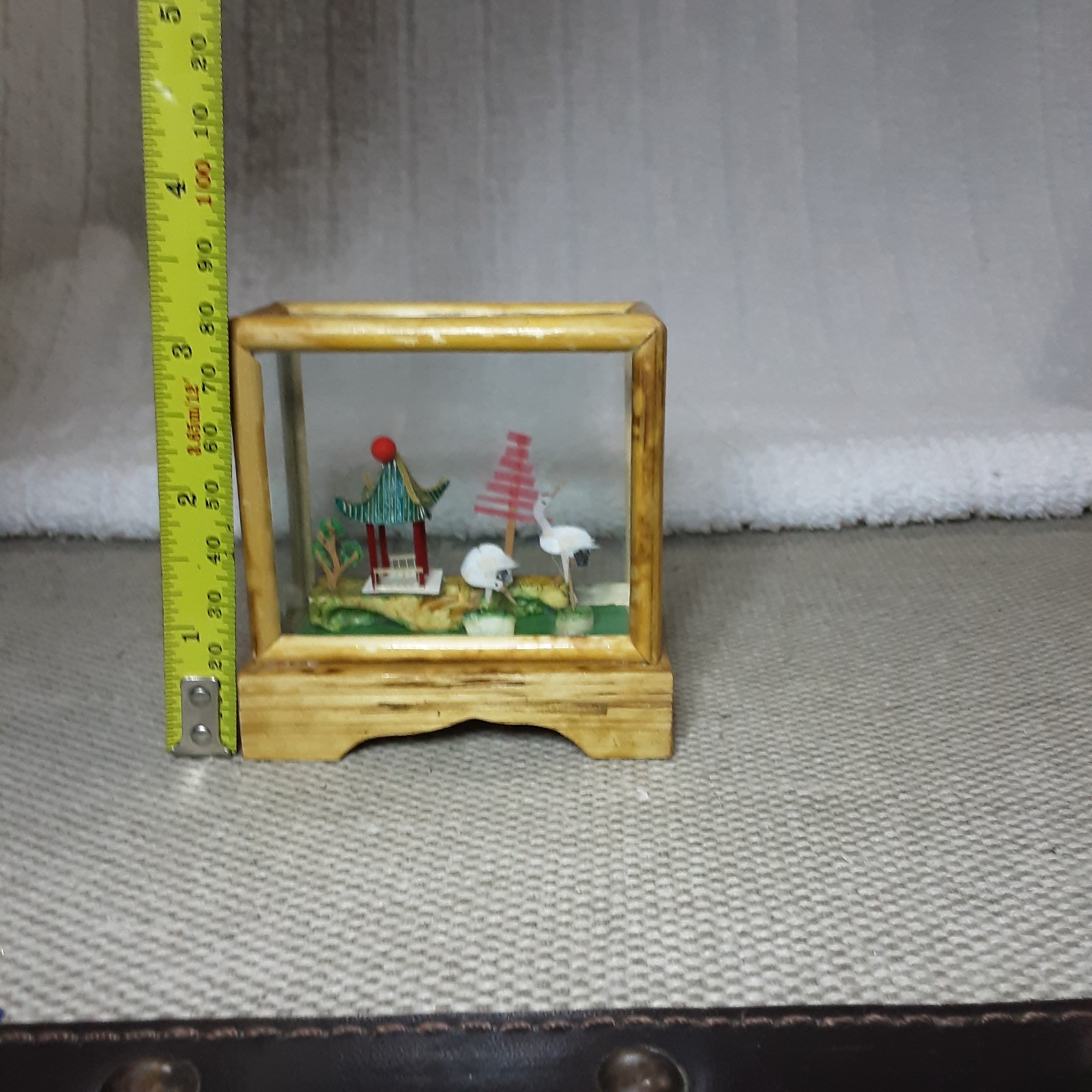 Vintage-3.25″ Chinese Diorama Box Glass & Natural Wood Miniature Scene (Item 18)