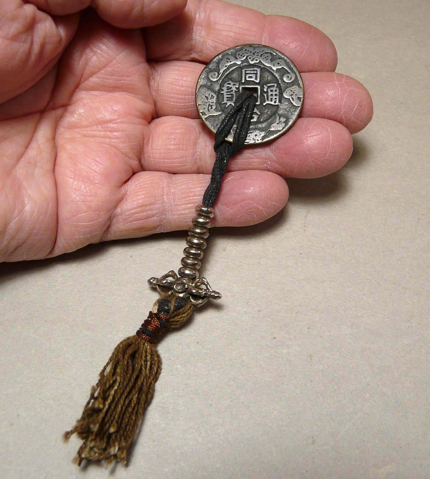 CHINESE BRONZE CHARM_WITH DORJE_COIN SCRIPT_TONG ZHI_PEKING_263174