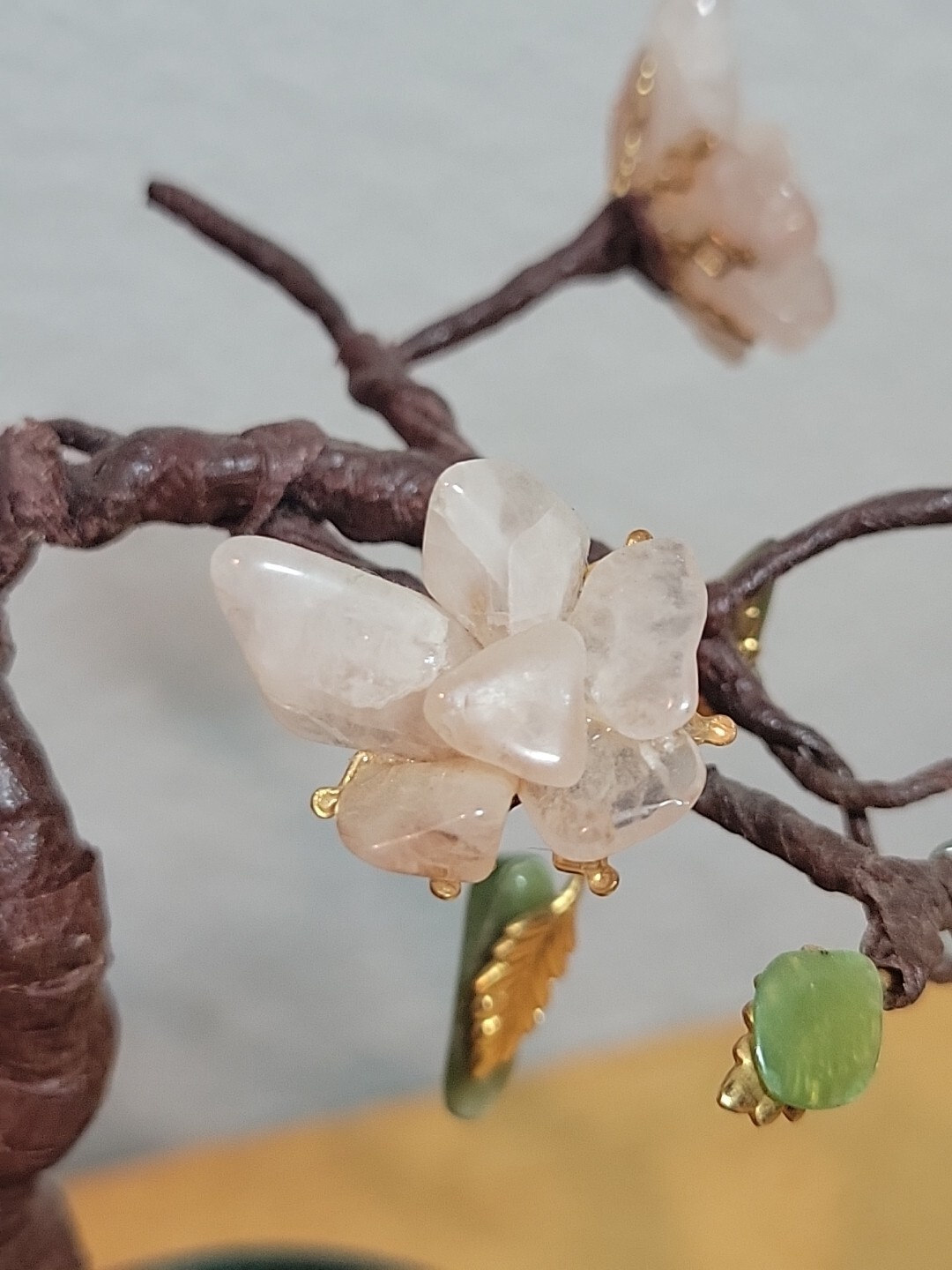 VTG Chinese Rose Quartz Jade Flowering Bonsai Tree 8″ Tall Gold Toned Leaves