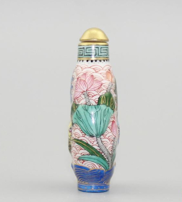 China Porcelain HandPainted Depict Gold Famille Rose Goldfish Lotus Snuff Bottle