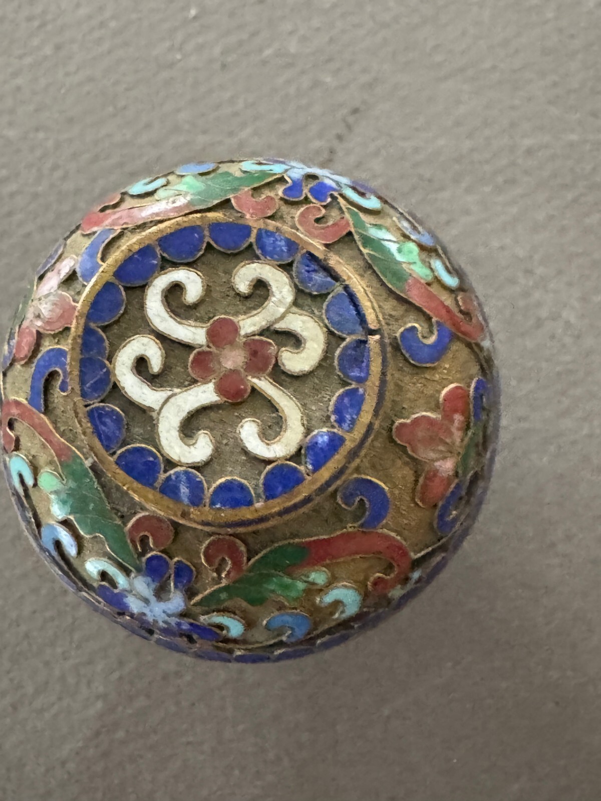 MINATURE ASIAN BLUE FLOWER SCROLL ORNATE ENAMEL CLOISONNE TRINKET PILL BOX W/LID