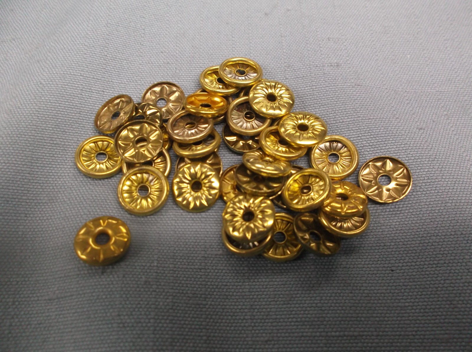 gold crown rosettes 3/8″ dia plaque trophy for plates 2oz bag JDS H41G