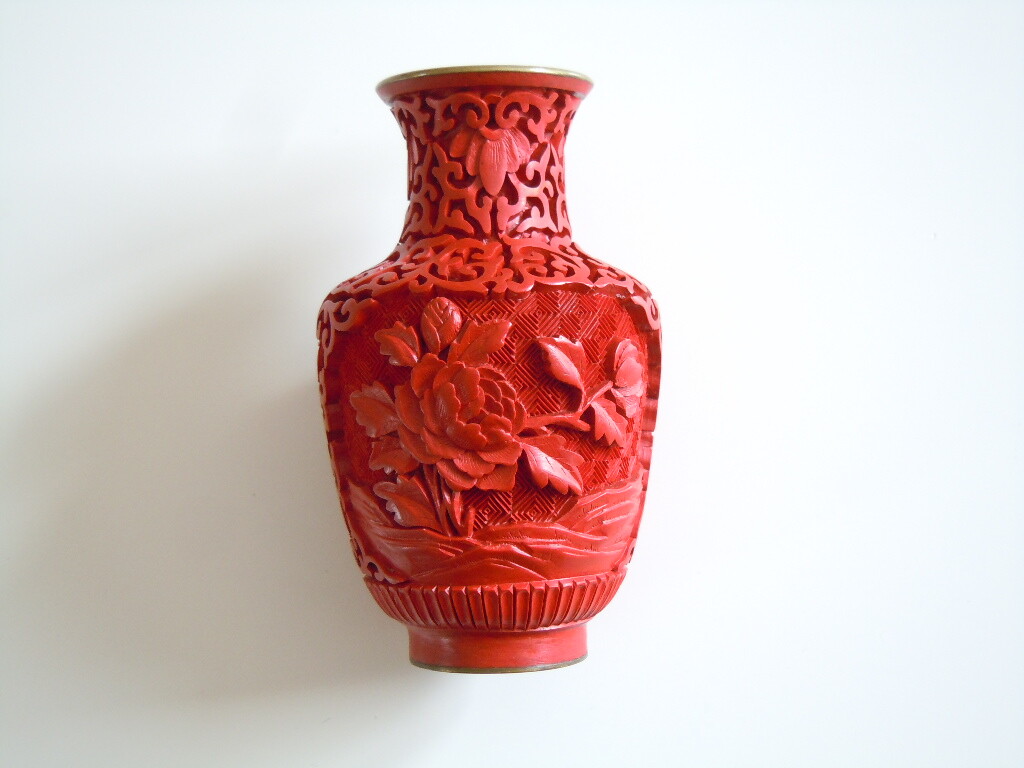 Red Lacquered Carved Vase Asiatika China Small 113.9 G / 10.5 X 6.0 Cm