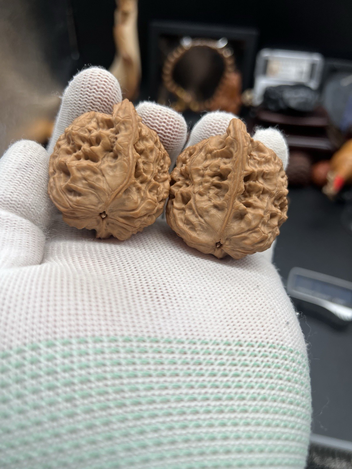 Pair of Match Chinese Health Walnut 36×40×45.5mm 精配文玩核桃～大异性半臂江山