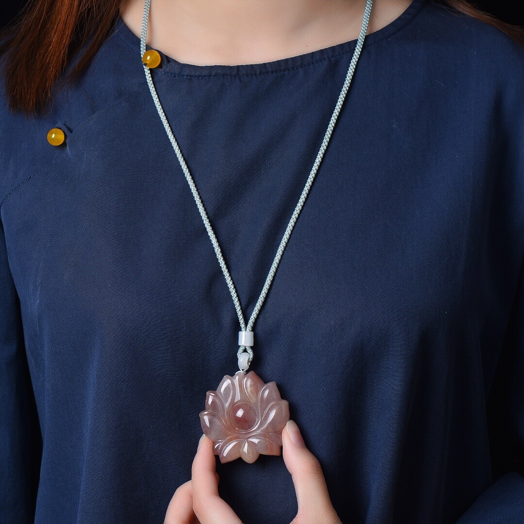 China Jade Hand Carving Exquisite Pretty Lotus Flower Pendant金丝玉