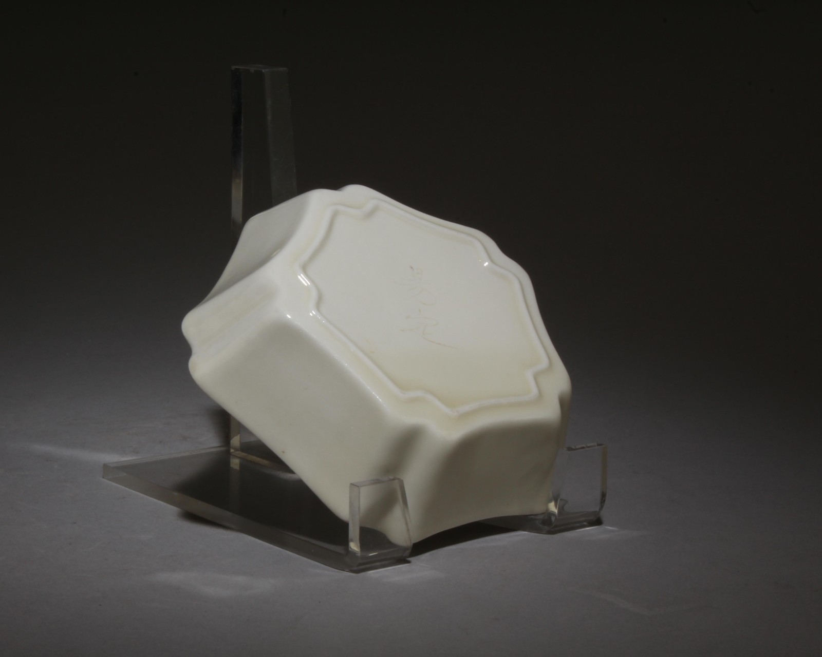 A Dingyao Ink Washer. A Dingyao Ink Washer