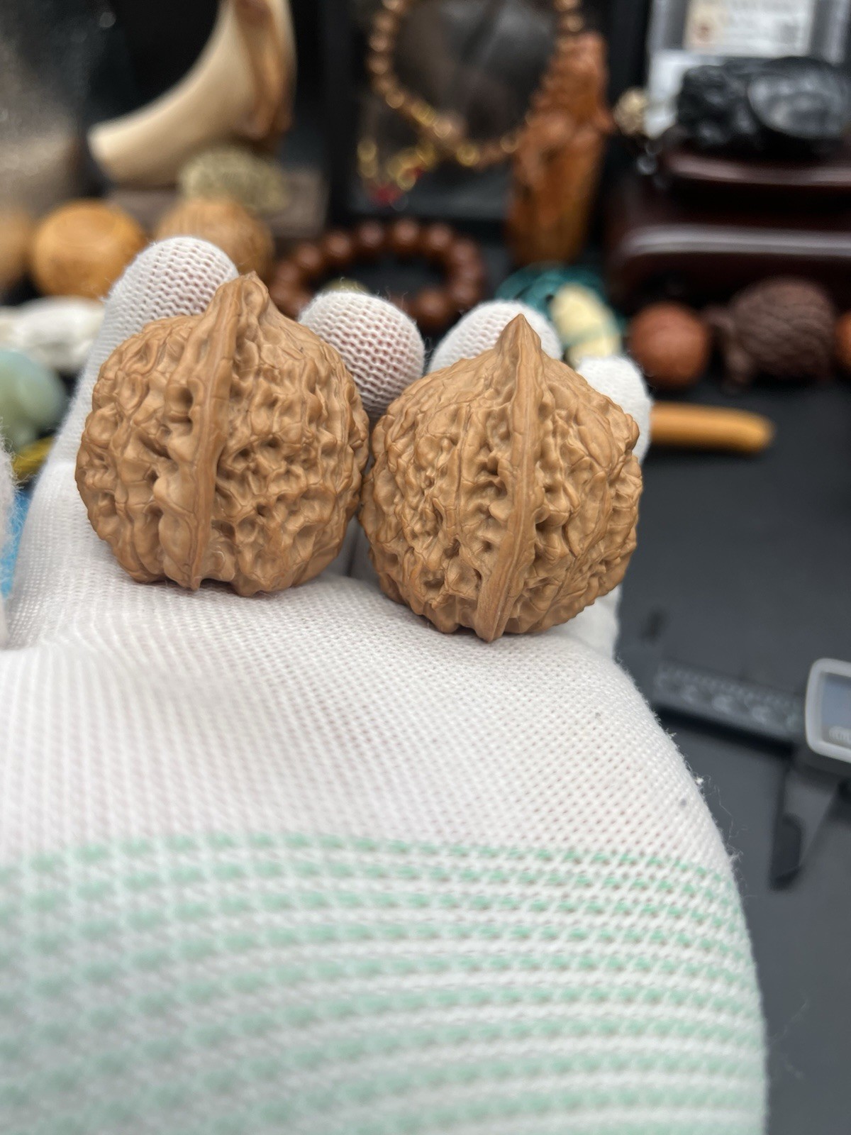 Pair of Match Chinese Health Walnut 36×40×45.5mm 精配文玩核桃～大异性半臂江山