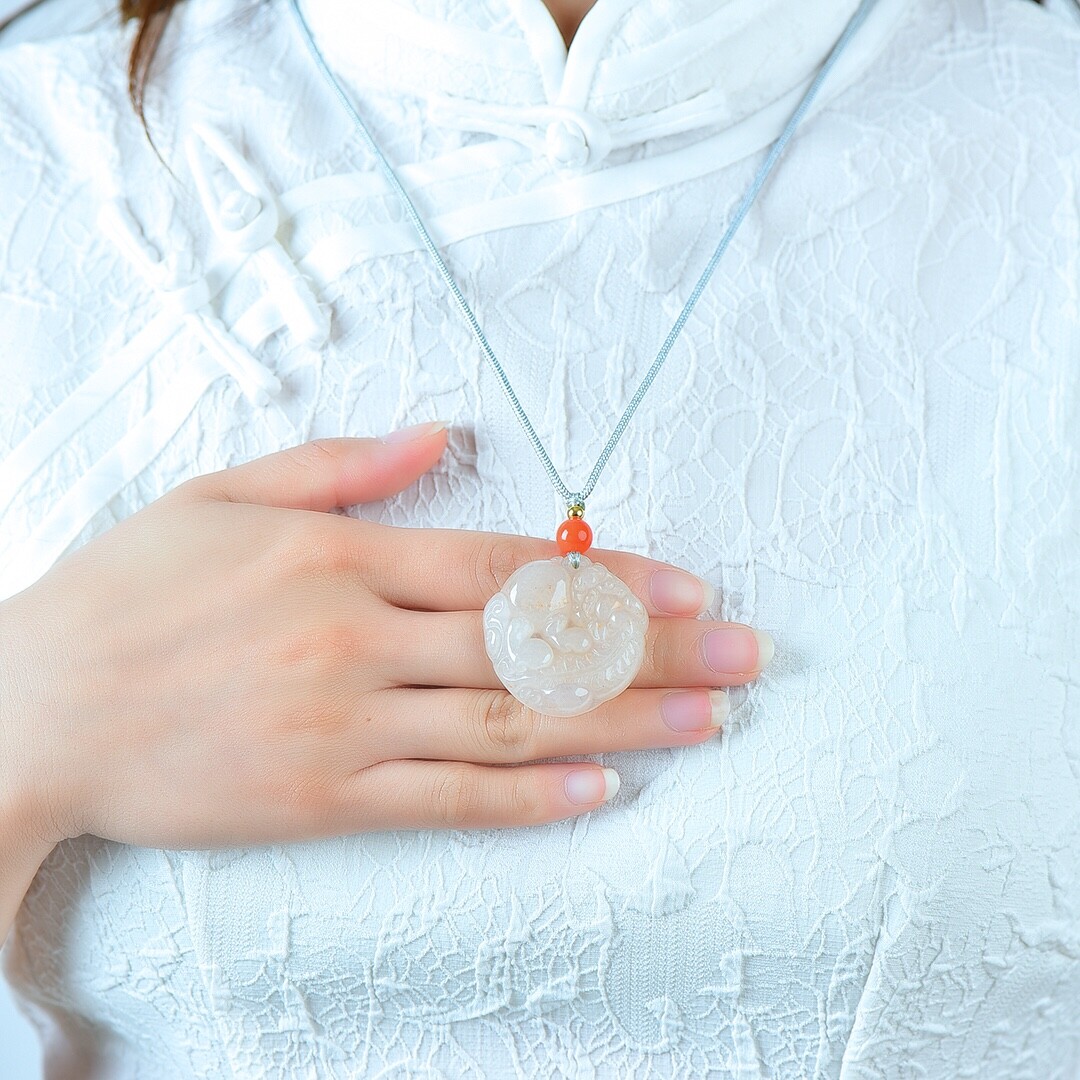 China Jade Hand Carving Animal Pixiu Play Ball Wealth Pendant金丝玉
