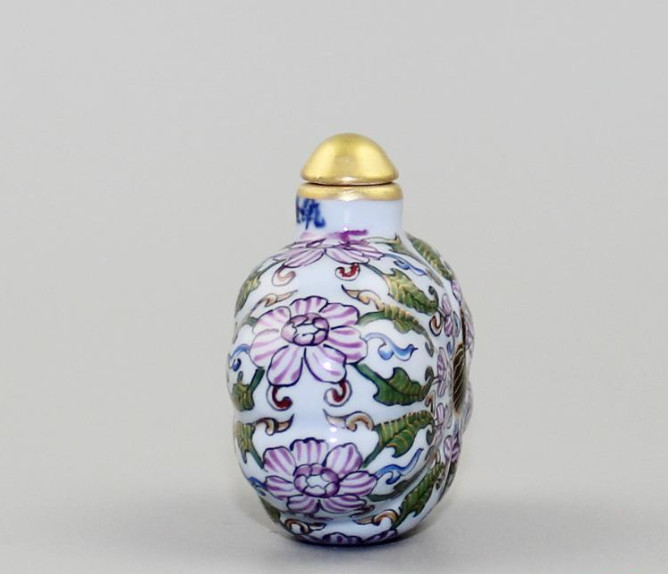 China Porcelain Hand Painted Depict Gold Famille Rose Pumpkin Vine Snuff Bottle