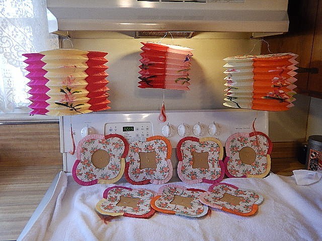 Lot of 18 Vintage Chinese Hanging Paper Lanterns Multicolor Decorated