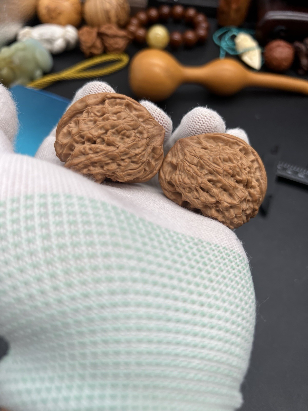 Pair of Match Chinese Health Walnut 36×40×45.5mm 精配文玩核桃～大异性半臂江山