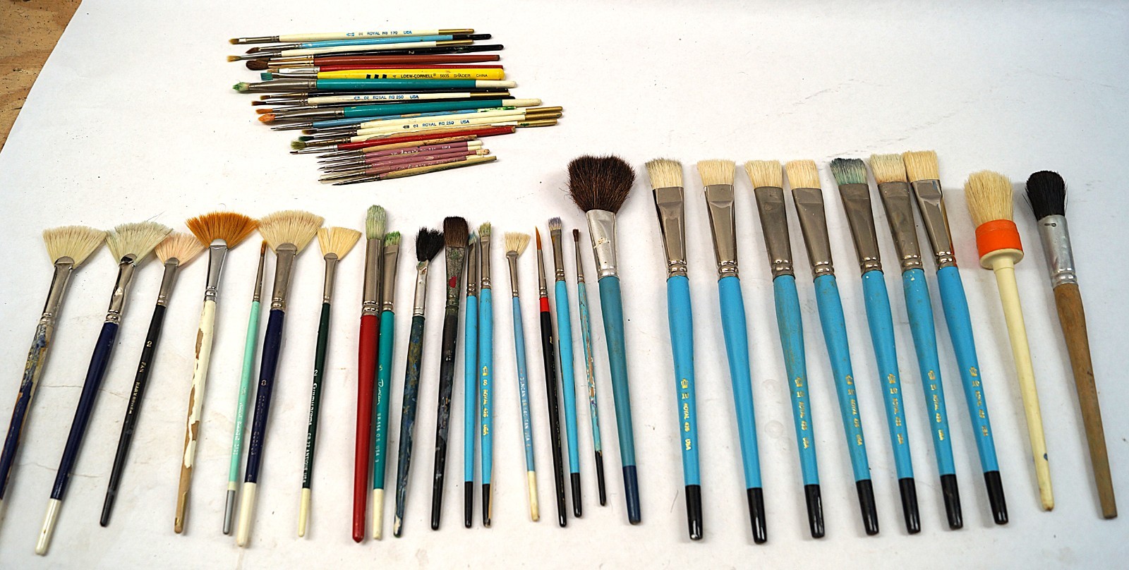 LOT (50) Brushes Ovaliry Mostly Royal USA Mixed Sizes Brushes Are Great F151