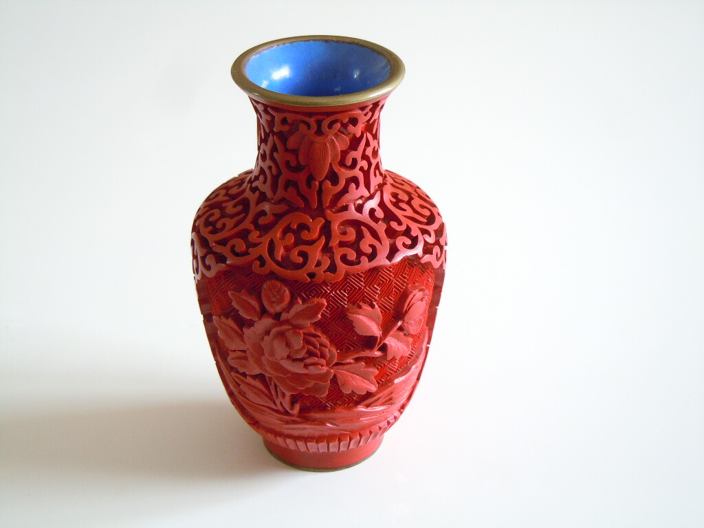 Red Lacquered Carved Vase Asiatika China Small 113.9 G / 10.5 X 6.0 Cm