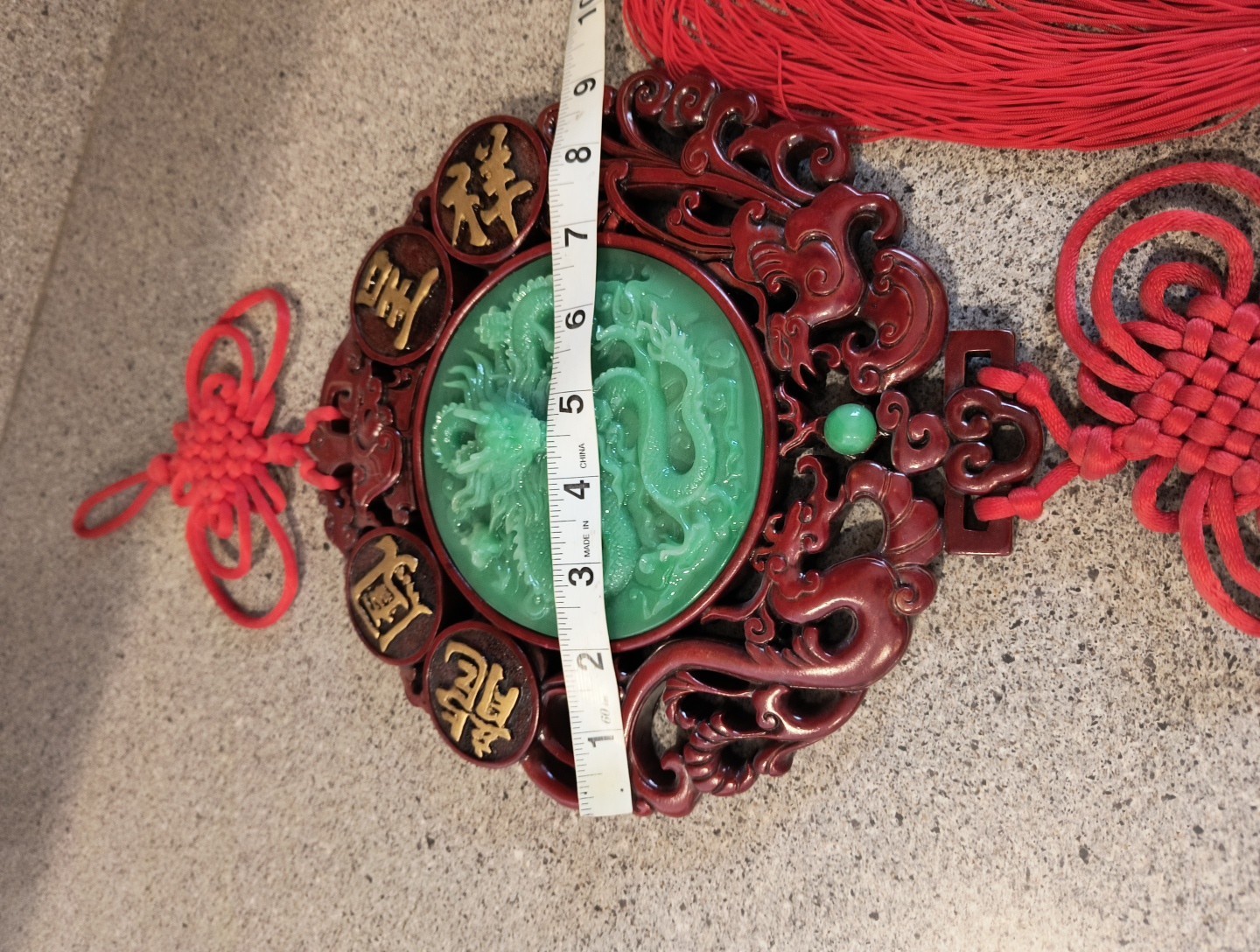 Chinese Culture Red Knot Dragon Resin Green Faux Jade Wall Hanging 9″ Wide
