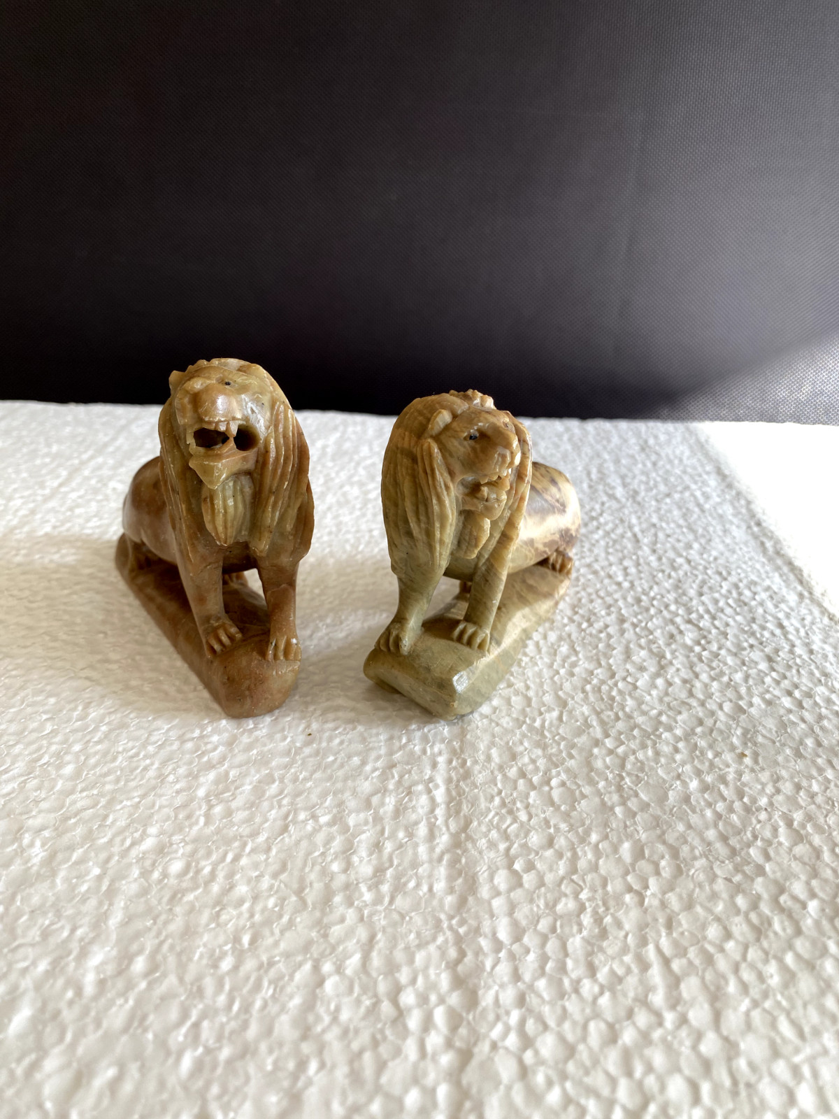 Vintage – A pair of carved Chinese stone lion statues