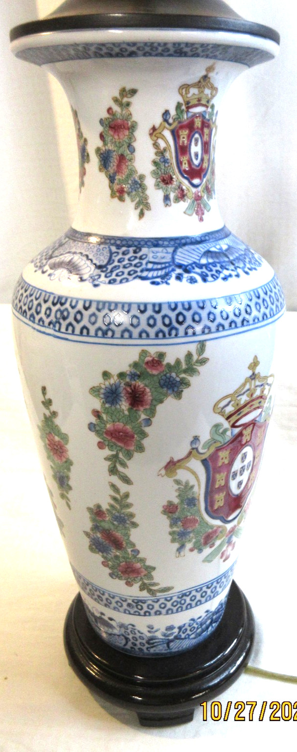 FANTASTIC CHINESE CHINOISERIE LAMP W/ *CRESTS*~ WOODEN BASE & THROAT~21″