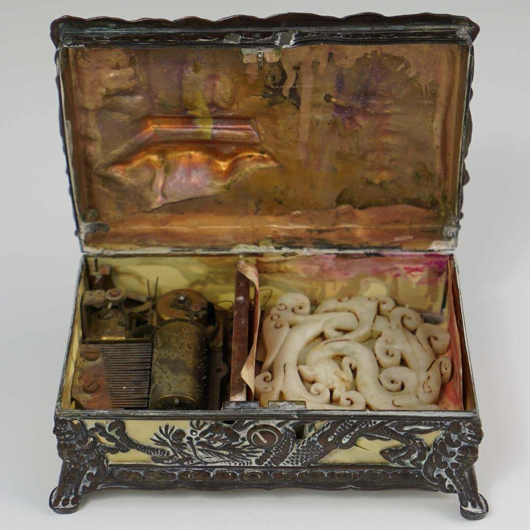 VINTAGE CHINESE BRASS AND COPPER MUSIC BOX; PAGODA, DRAGONS, ETC; ADORABLE! BIN