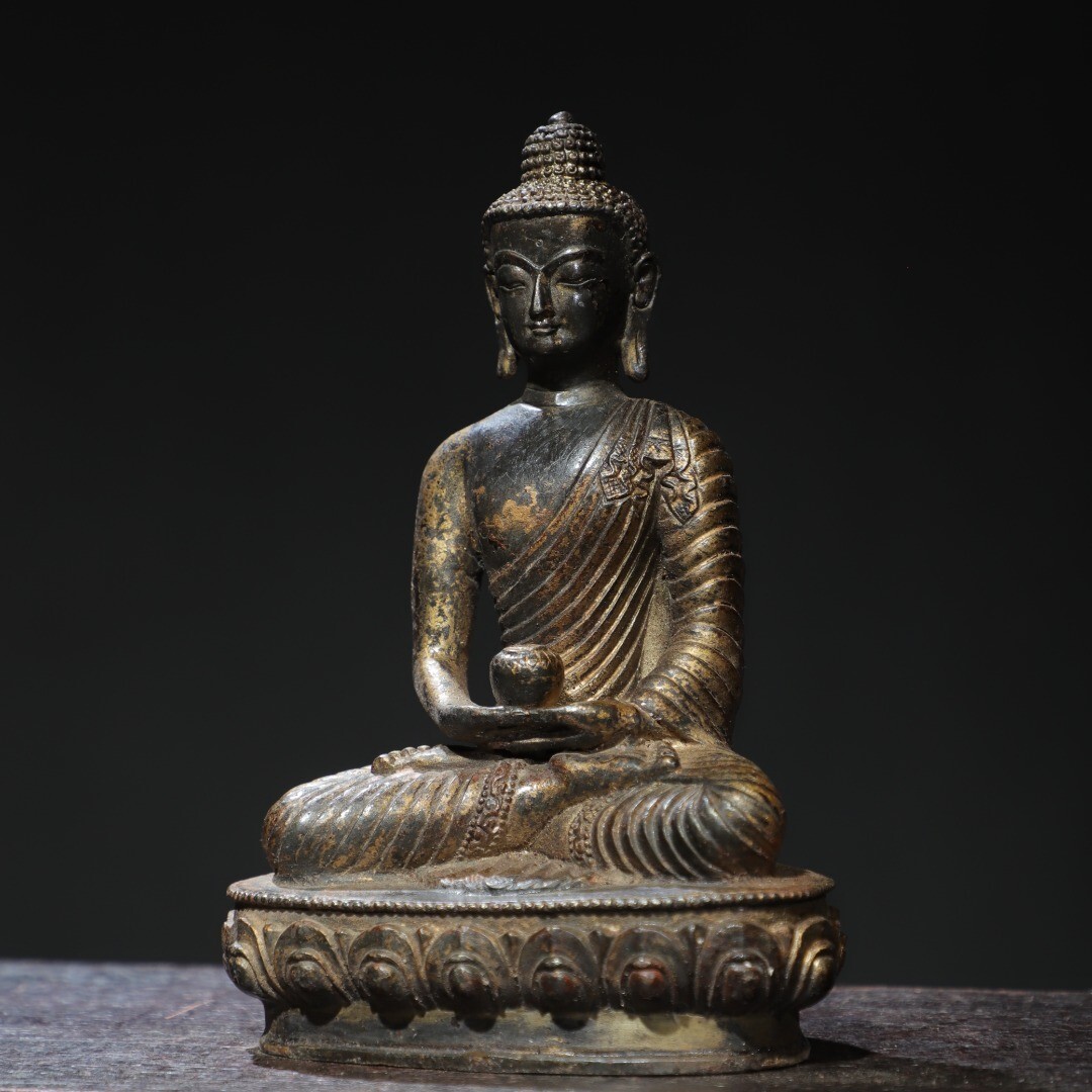Bronze and gold sculpture of Shakyamuni Buddha statue
