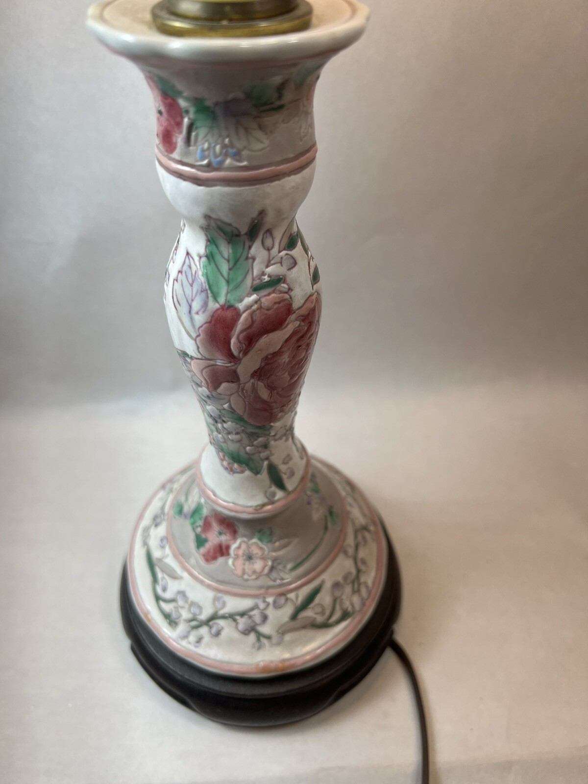 Vtg Chinese Famille Rose Porcelain Thin Lamp Roses Floral Textured Wood Base
