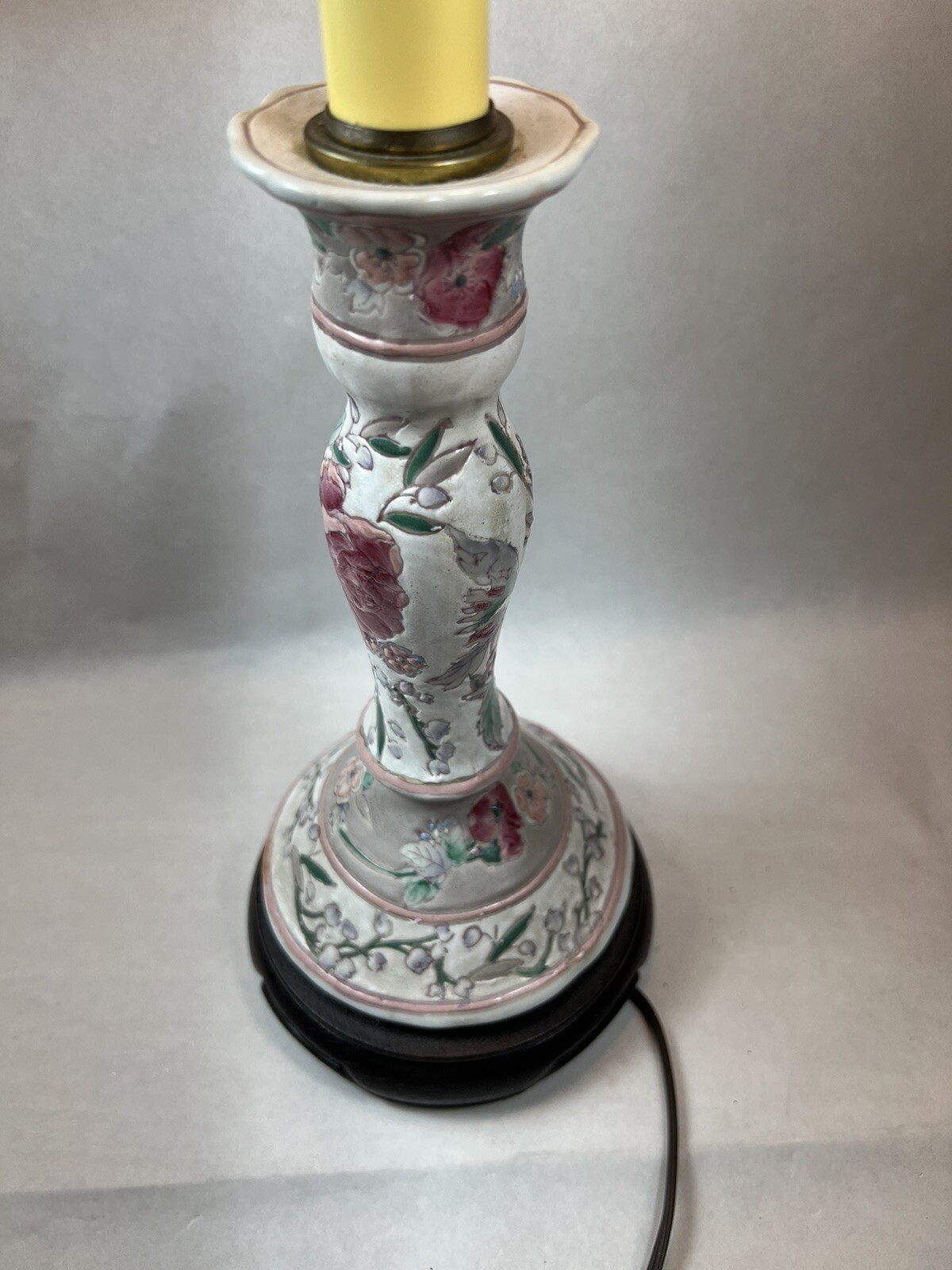 Vtg Chinese Famille Rose Porcelain Thin Lamp Roses Floral Textured Wood Base