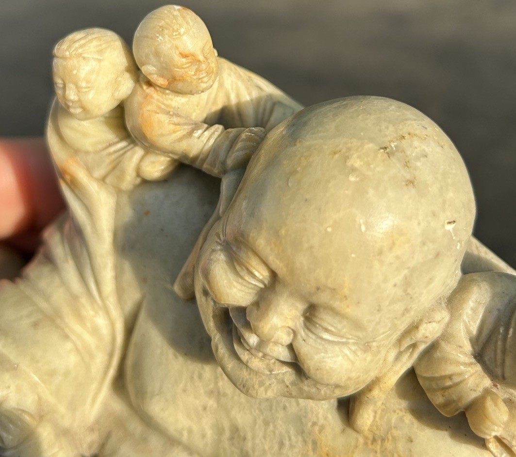 ANTIQUE CHINESE HAND CARVED SOAPSTONE FIGURINE SMILING BUDDHA WITH CHILDREN 5.5”