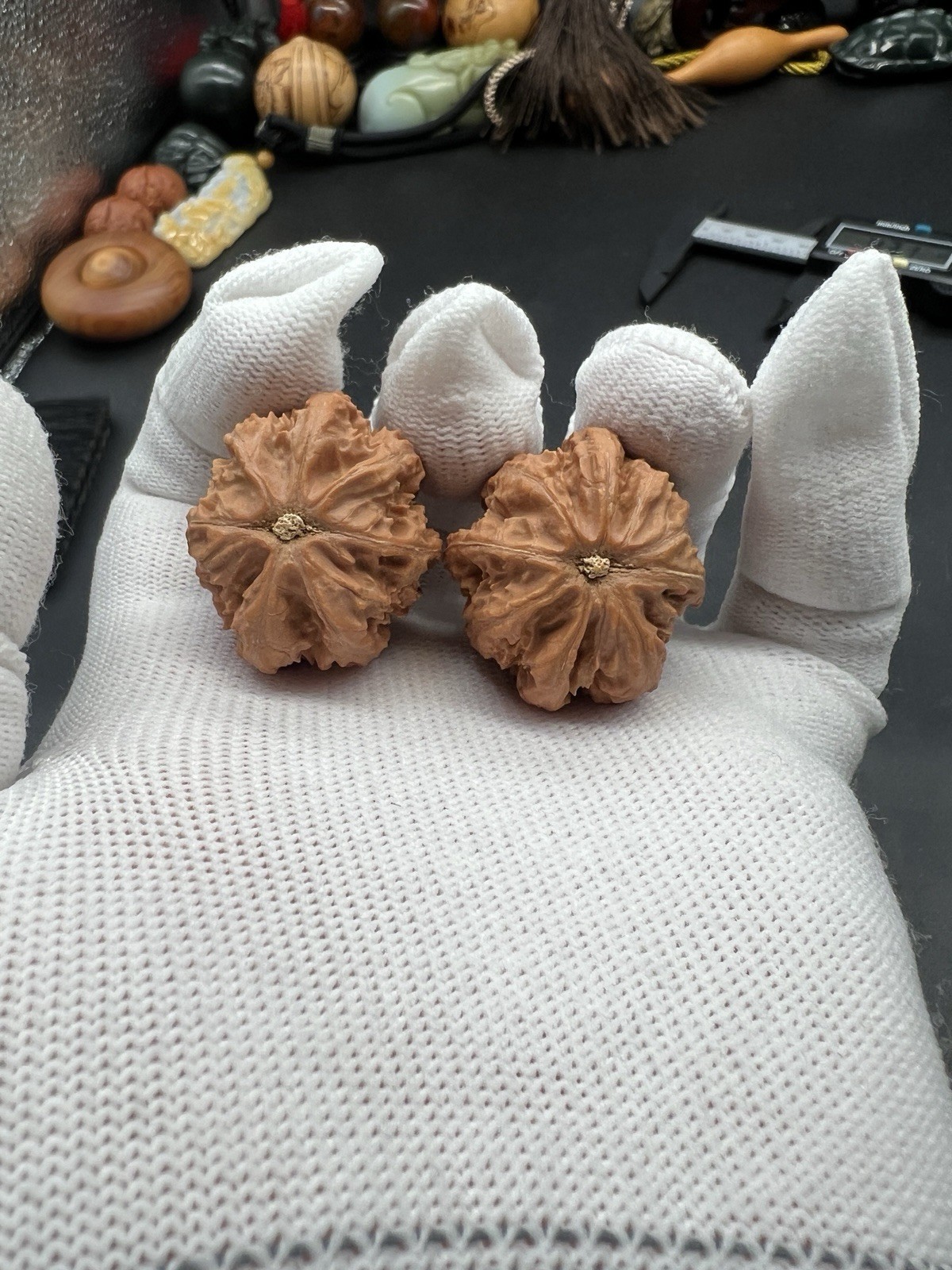 Pair of Match Chinese Health Small Walnut Collection29×32×31.5mm精配文玩秋子粗筋八棱手捻