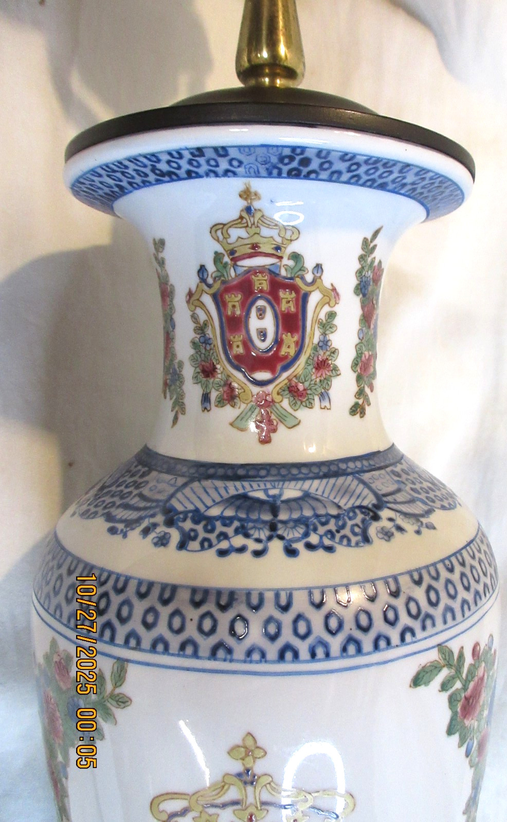 FANTASTIC CHINESE CHINOISERIE LAMP W/ *CRESTS*~ WOODEN BASE & THROAT~21″