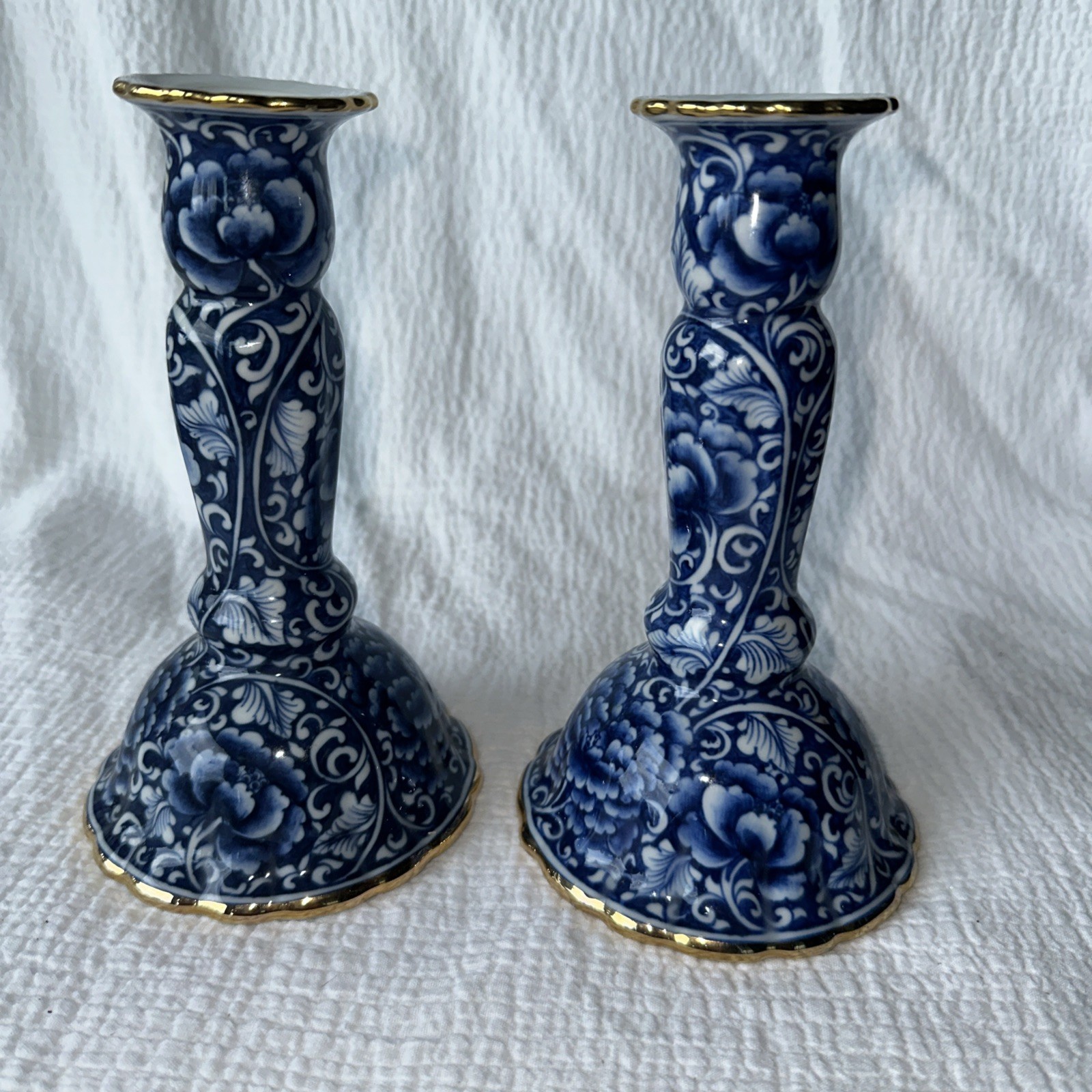 VINTAGE ORIENTAL CHINESE MOTIF BLUE and WHITE PORCELAIN CANDLE HOLDER