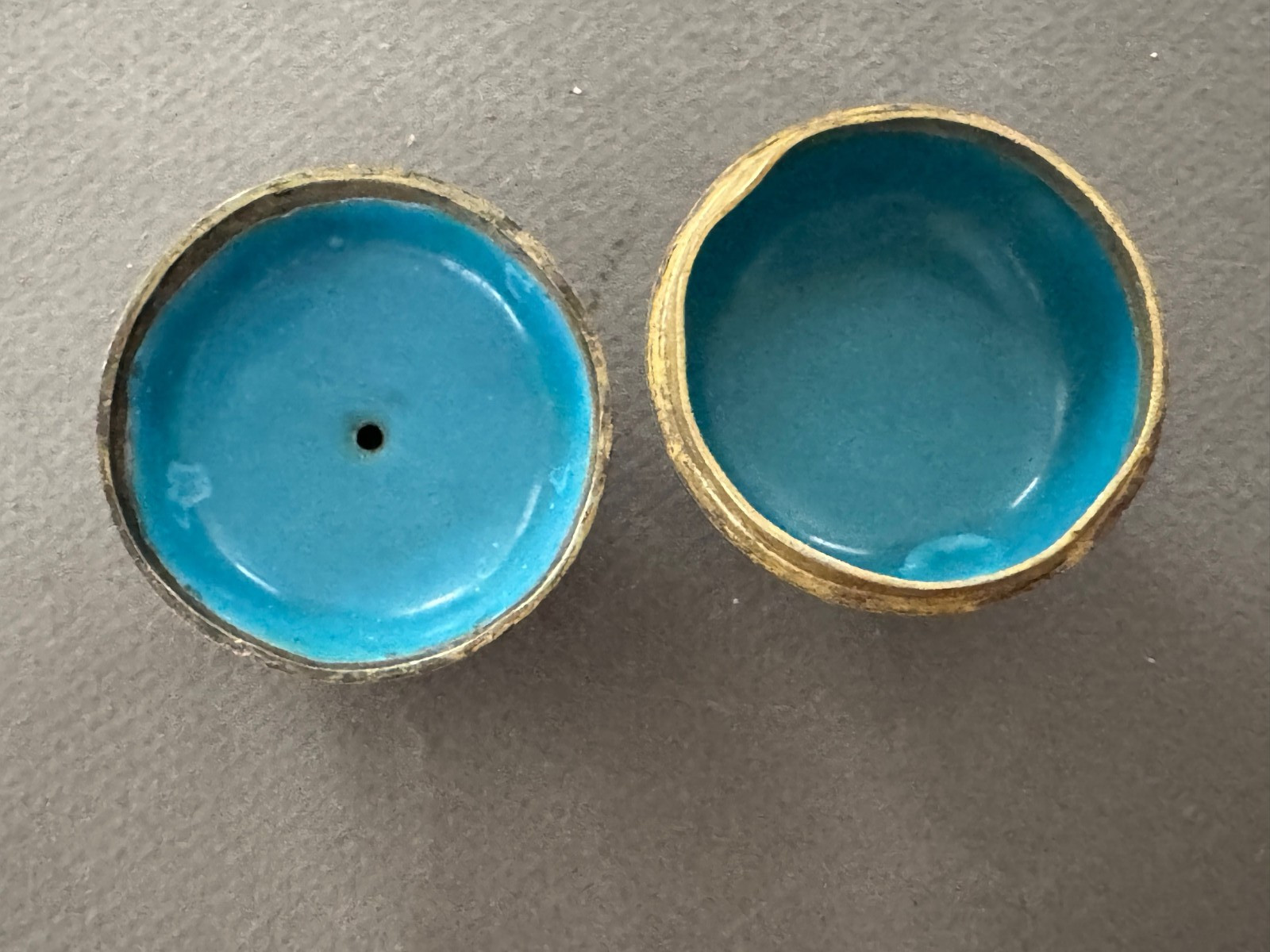 MINATURE ASIAN BLUE FLOWER SCROLL ORNATE ENAMEL CLOISONNE TRINKET PILL BOX W/LID
