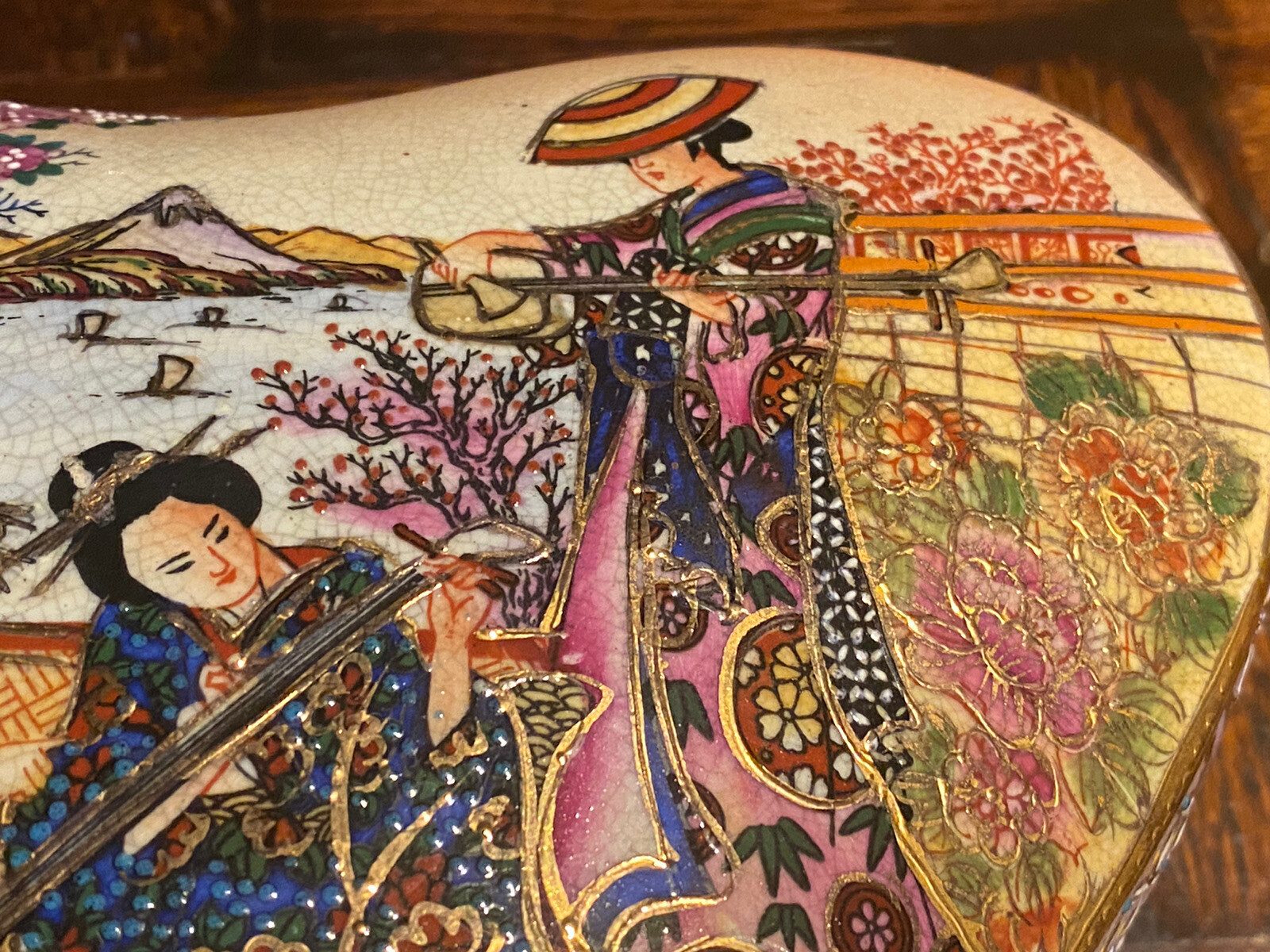 Chinese SATSUMA “Butterfly” BOX Geishas playing Shamisen Guitar “Asia Art potter