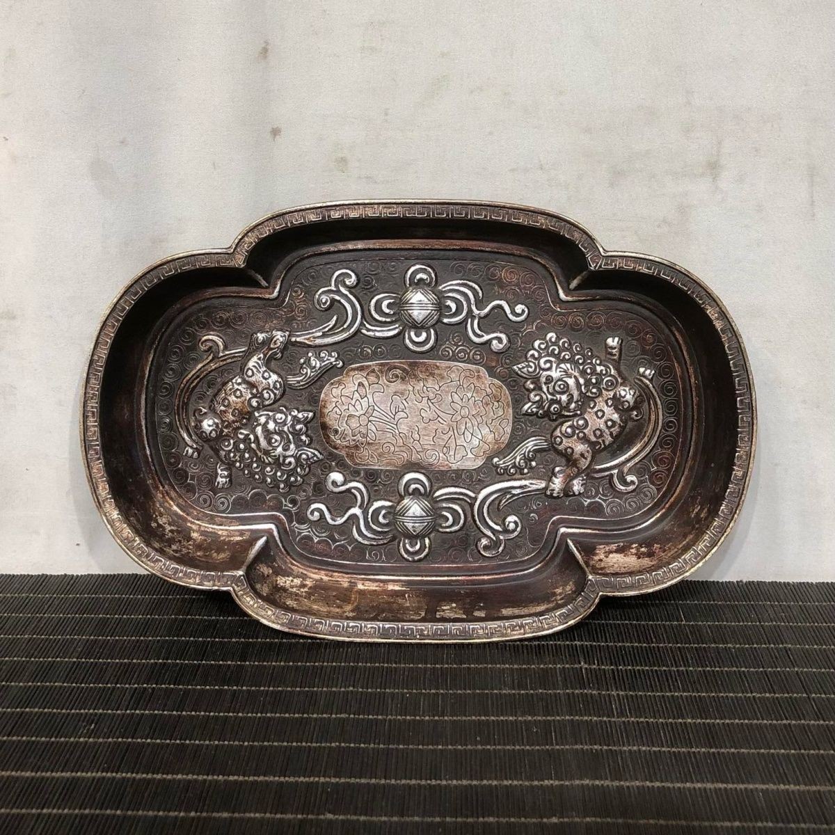 White Copper Lion Plate Vintage Antique “Everything Goes Well” Craft Decor