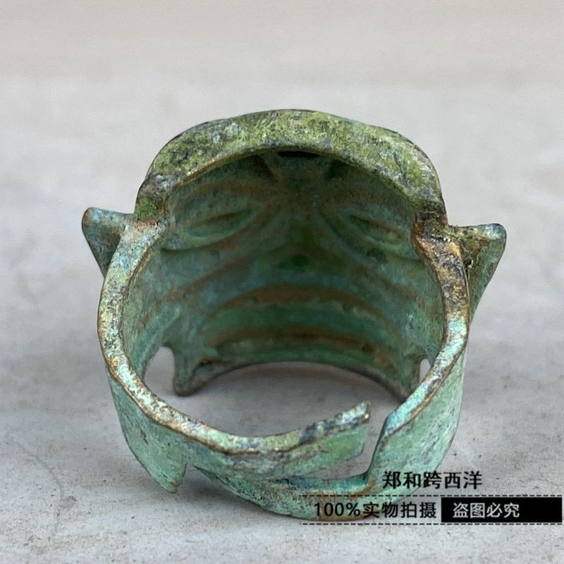 Vintage Bronze Sanxingdui Ring Antique Vertical Eye Mask Retro Craft Collectible