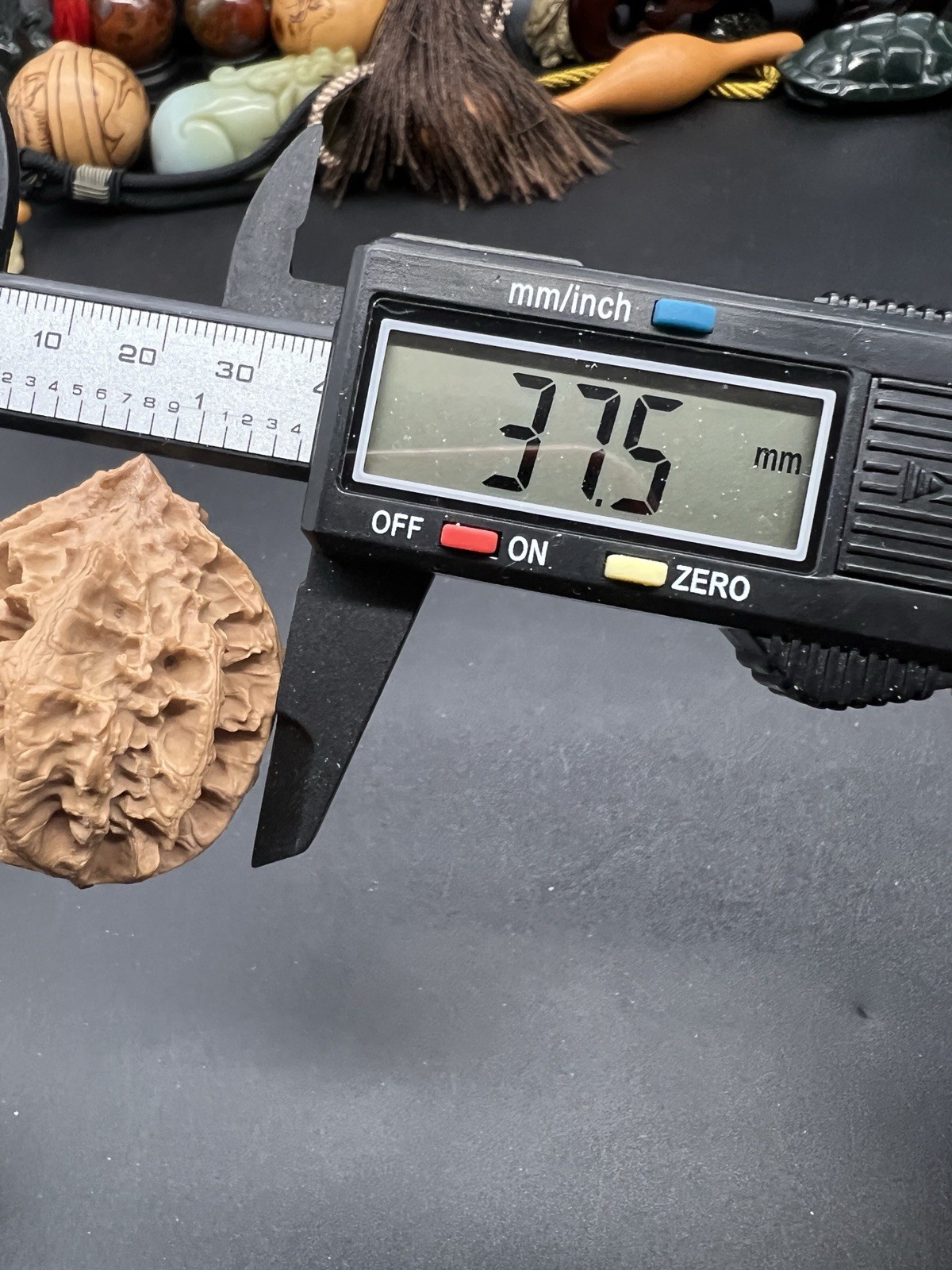 Pair of Match Chinese Health Small Walnut Collection 37.5×40.5×45mm文玩秋子核桃～粗筋八棱