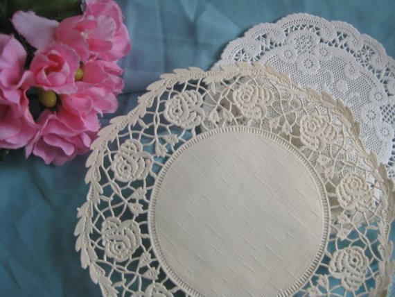 20 pcs VTG 6″ INCH ROUND OFF WHITE IVORY PAPER rose FLORAL LACE PAPER DOILIES