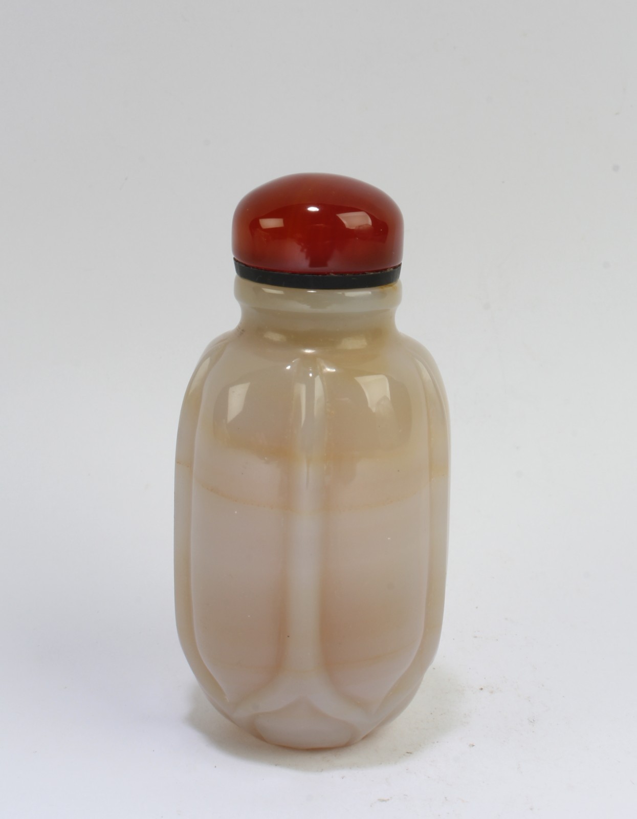 A Chinese Cameo Carved Agate Snuff Bottle
