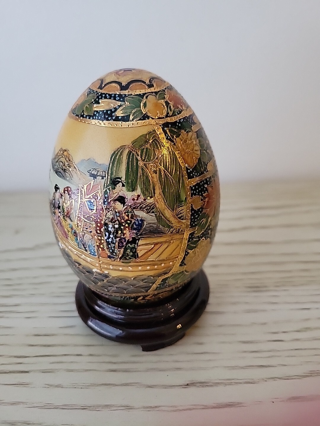 Vintage Chinese Satsuma Hand Painted Porcelain Egg with Geishas 4.5″ Gilt Paint