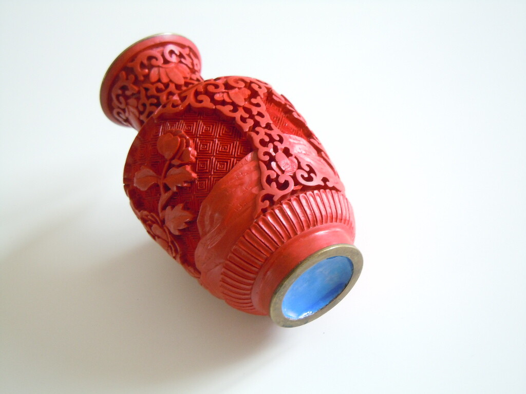 Red Lacquered Carved Vase Asiatika China Small 113.9 G / 10.5 X 6.0 Cm