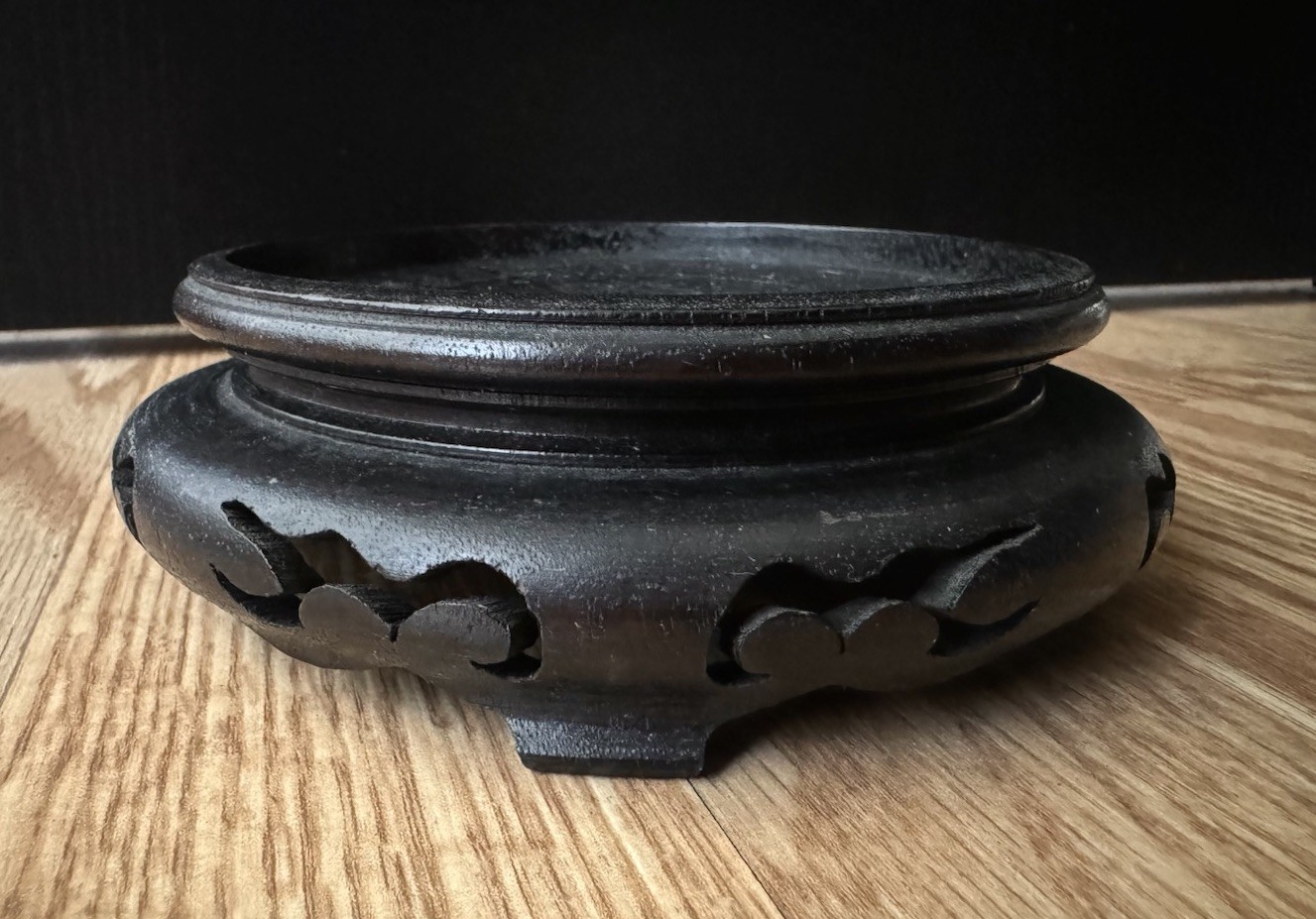 Vtg Black/Brown Chinese Carved Wood Display Stand For Vase/Figurine/4.25”D