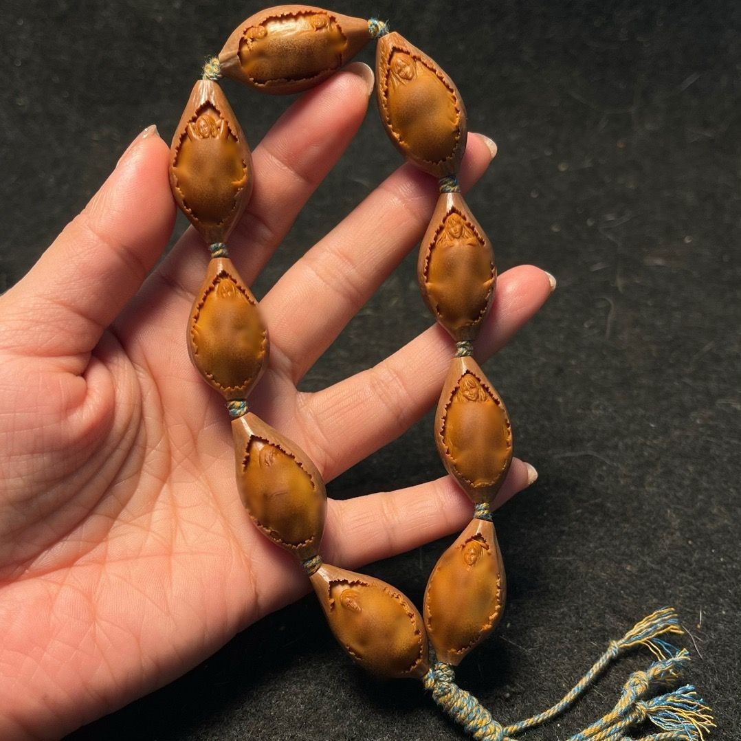Hand Carved Olive Nut Beauty Relief Bracelet Chinese Collectible Art Bracelet