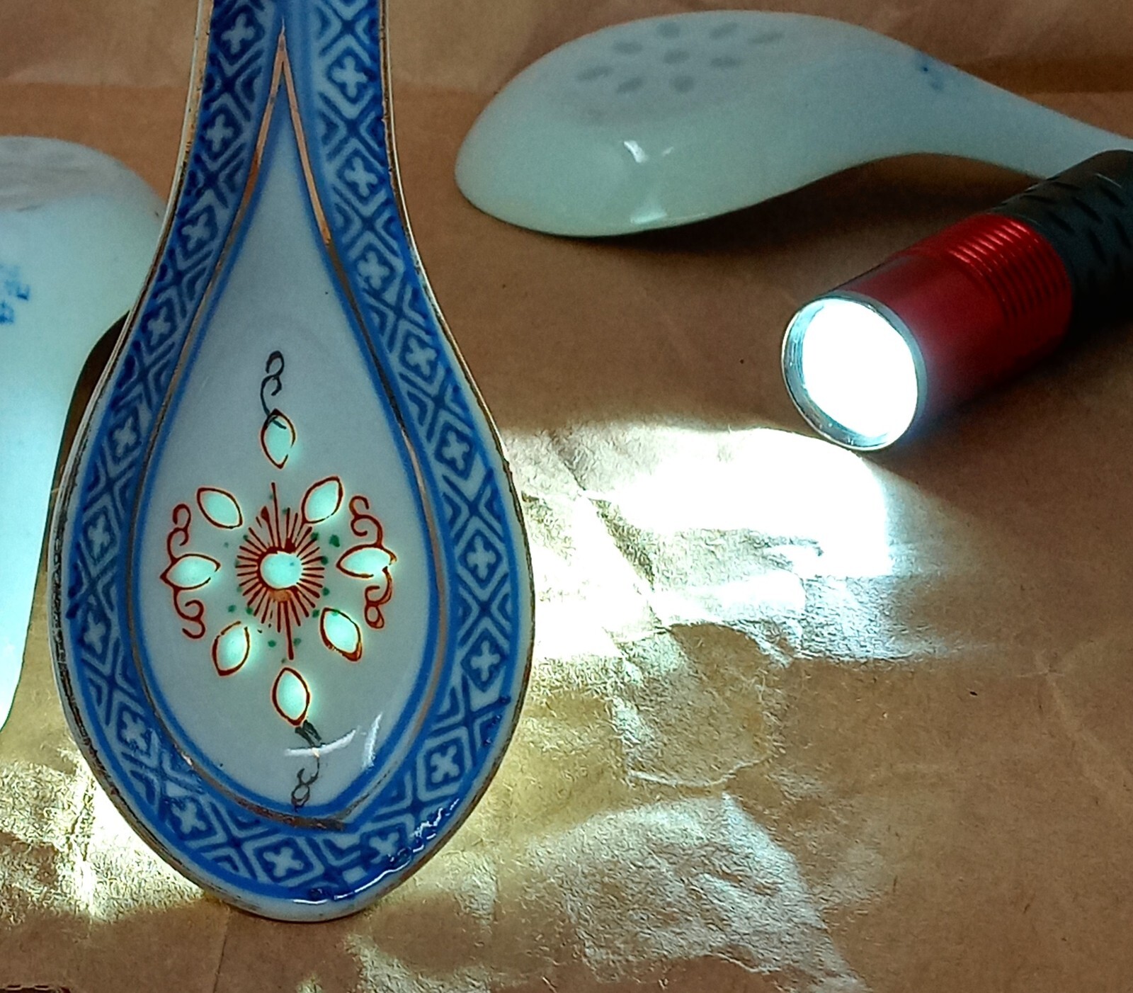 Rice Pattern Porcelain Ceramic Ramen Soup Spoons set of 5 white w/ blue & red